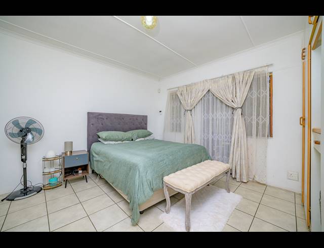 4 BEDROOM HOUSE FOR SALE IN PADFIELD PARK